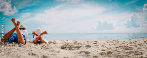 Fotografía father with little daughter relax on beach