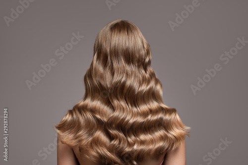idealne-dlugie-falowane-blond-wlosy
