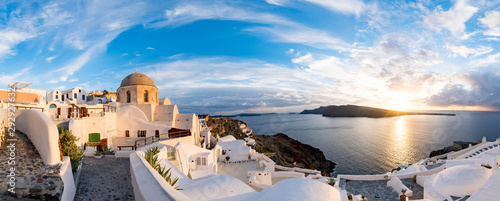Fotomural Panorama Oia Village during sunset. Greece Santorini Island