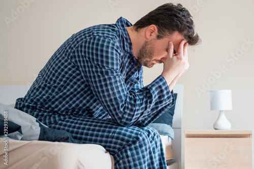 Fotografía Man can't sleep in bed suffering insomnia