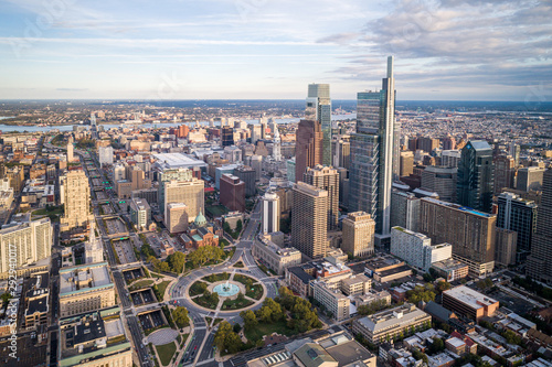 Fotomural Philadelphia Skyline with Skyscrapers and Business District In Background