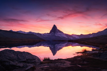 Picturesque Landscape With Colorful Sunrise On Stellisee Lake. Snowy Matterhorn Cervino Peak With Reflection In Clear Water. Zermatt, Swiss Alps
