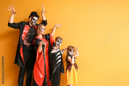 Cuadros en Lienzo Family in Halloween costumes on color background