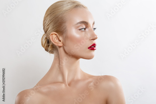 Photographie Beautiful blonde girl with professional makeup and red lipstick