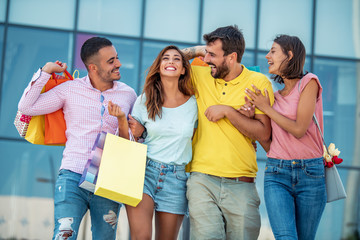 Canvas Print - Friends enjoying shopping in the city