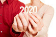 © Robert Kneschke - Senioren Hände halten Zahl 2020 für das Jahr