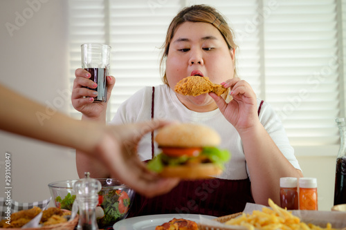 Cuadros en Lienzo plump fatty woman hunger eating a lot junk food