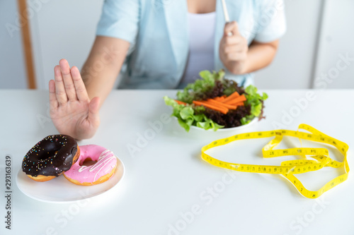 Fotomural Young asian woman on dieting and choosing eat vegetable salad by refuse junk foo