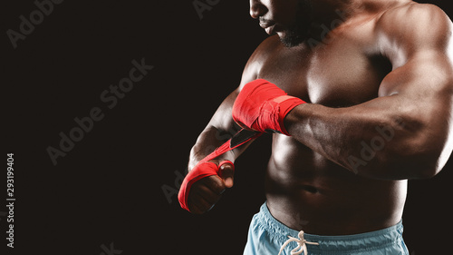 Fototapety Kickboxing  zblizenie-mysliwiec-przygotowuje-sie-do-zawodow