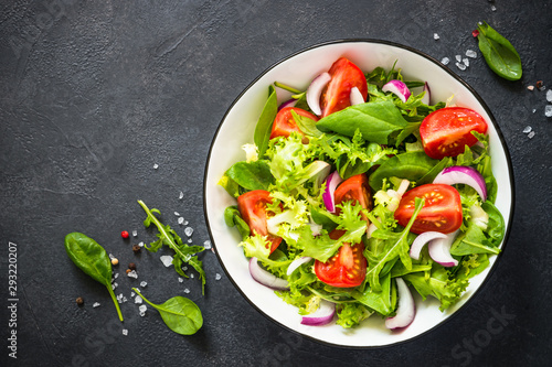 Fotomural Green salad from leaves and tomatoes.