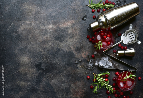 Fotomural Winter christmas cocktail with cranberry and rosemary in a glasses