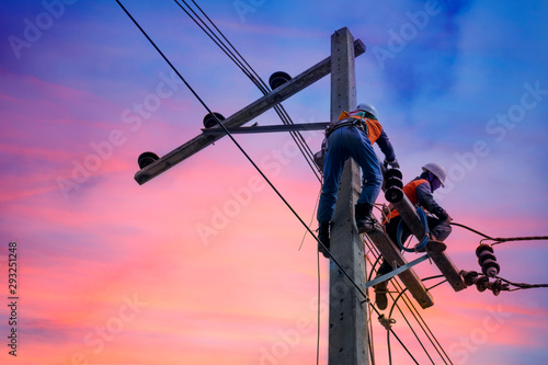 Cuadros en Lienzo Electrician lineman repairman worker at climbing work on electric post power pol
