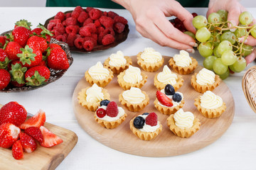 Poster - How to prepare colorful cupcakes with fresh fruits