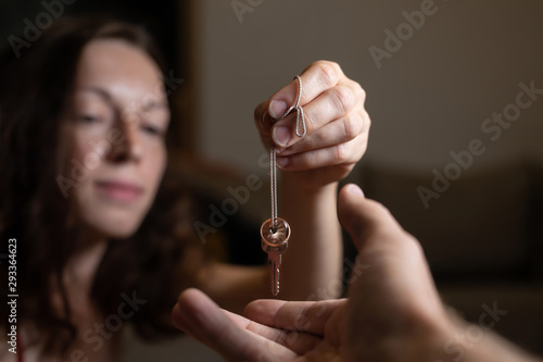 Fotomural man offers woman cohabitation