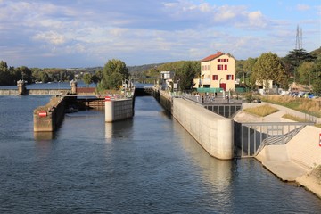 Ecluse à grand gabarit de Couzon au Mont d'Or sur la rivière Saône au nord de Lyon  - France