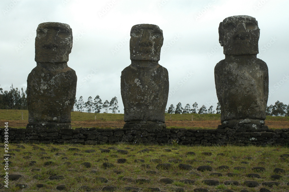 Estatuas De Moais In Isla De Pascua Alineadas De Frente Al Océano Stock