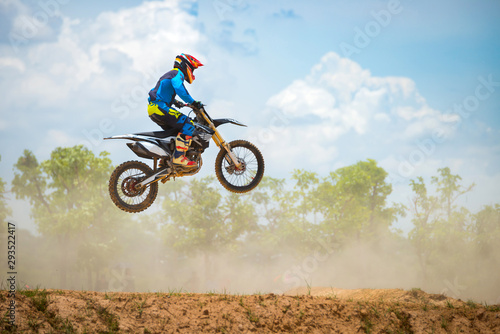 Obraz Dibond Motocross Rider Skacz w błękitne niebo z chmurami. Jeździec Enduro w akcji.