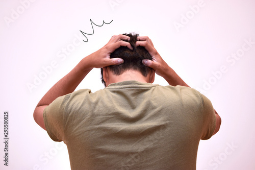 ショックを受け頭を抱える男性の後ろ姿 Stock Photo Adobe Stock