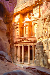 Fototapete - Al Khazneh - the treasury temple, ancient city of Petra, Jordan