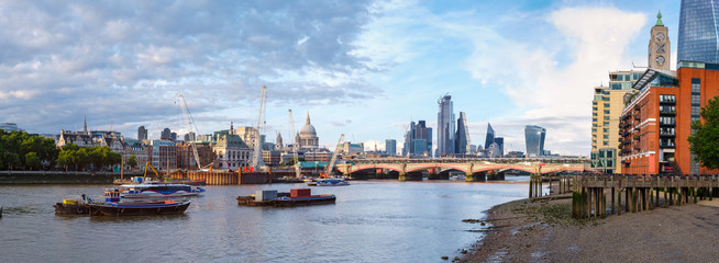 Canvas Print - Very high resolution panoramic image of London at sunset