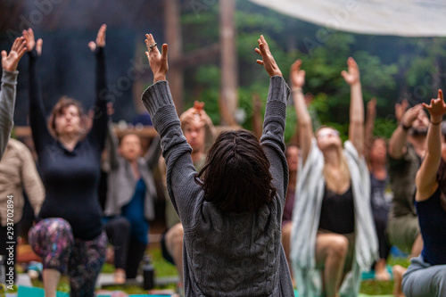 Fotografía Diverse people enjoy spiritual gathering A large group of multigenerational people are seen in a peaceful yoga pose with arms raised in air during a woodland retreat for body and mind