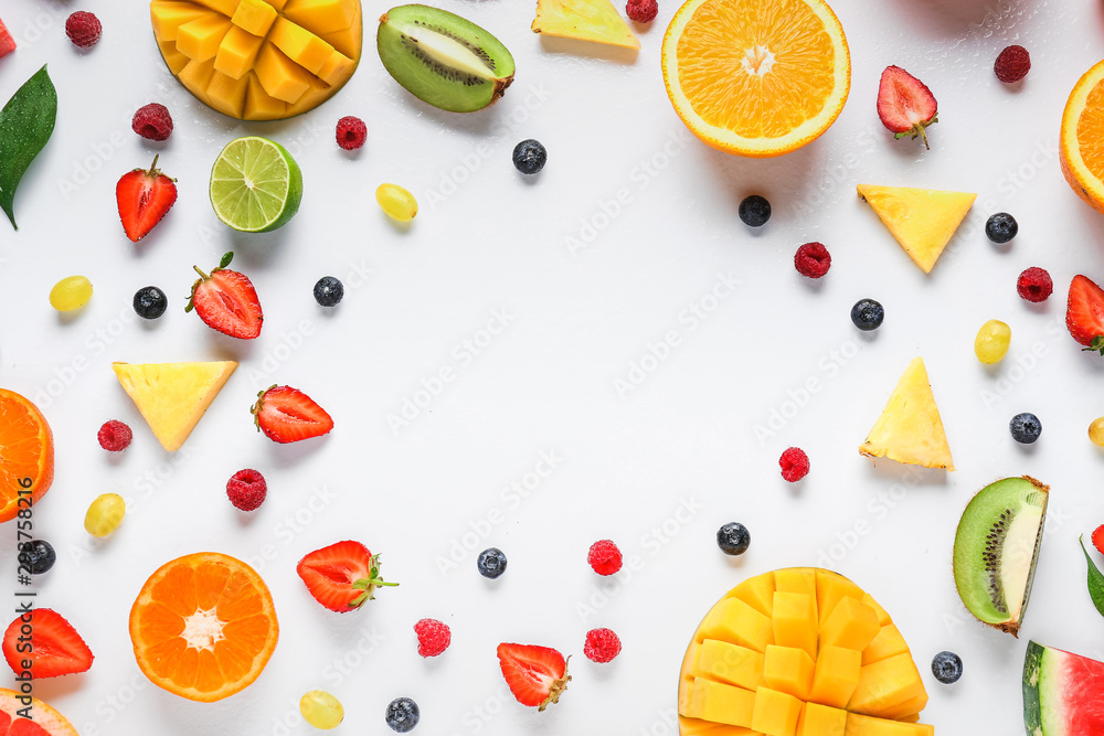 Obraz na płótnie Frame made of ripe fruits and berries on white background w salonie