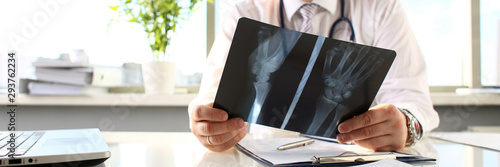 Fotografía Male doctor hold in arm silver pen and look at xray photography closeup