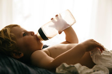 Kleiner Junge Trinkt Milch Aus Einer Flasche