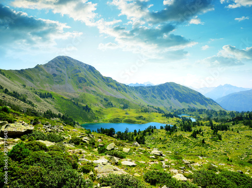 Plakat Pireneje  piekny-krajobraz-gorski-z-jeziorem-w-narodowym-rezerwacie-przyrody-neouvielle-francuskie-pireneje