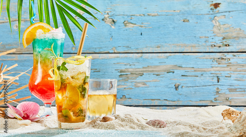 Fotomural Tropical cocktails in beach decorations