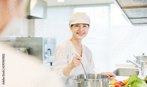 給食センター 厨房 女性調理師 Stock Photo Adobe Stock 給食センター 厨房 女性調理師 Stock Photo Adobe Stock