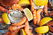 Seafood Meeresfrüchte Platte mit Shrimps Austern und Krabben