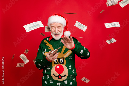 Fotografía Portrait of funny funky crazy grey white hair beard old man wear santa claus hat