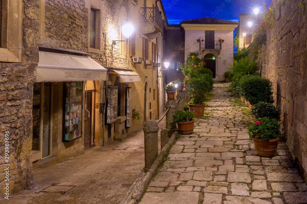 Obraz na płótnie Republic San Marino. Old street at sunset. w salonie