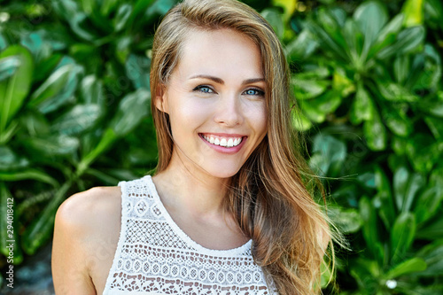 Amazing beautiful woman with perfect smile - close up Poster Mural XXL