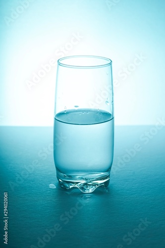 Fotografía Glass half empty or glass half full