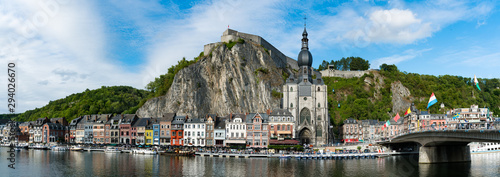 Fotografía panorama view of the small town of Dinant on the Maas river with the historic ci