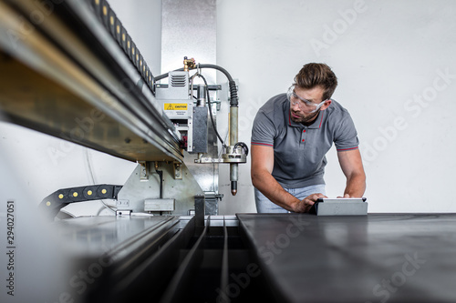 Cuadros en Lienzo Young engineer setup plasma cutter for work in metalwork workshop