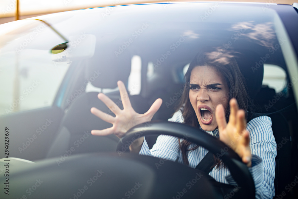 Photo Stock Stressed woman driver sitting inside her car. Angry female  driver driving a car. Angry young woman stuck in a traffic jam. Woman  annoyed in car. Girl stuck in traffic. |