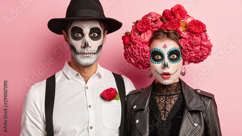 Fotografía Surprised zombie man and spooky female wear mexican makeup, celebrate day of dea