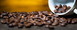 Kaffeebohnen in einer Espressotasse auf einem Holztisch