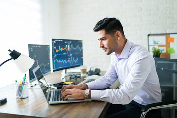 Wall Mural - hispanic finance professional making money online