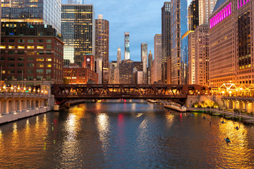 Fototapete - Chicago downtown evening skyline river bridge buildings 2019 September