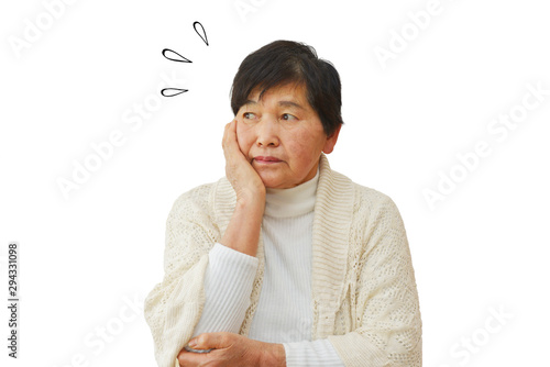 心配事がある70代女性 Foto De Stock Adobe Stock 心配事がある70代女性 Foto De Stock Adobe Stock