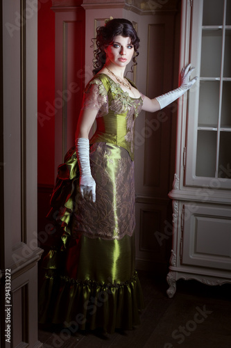 Fotomural Beautiful young woman in retro style, her dress is olive color.