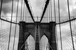Brookyln Bridge New York Manhattan schwarz weiß grafik Graustufen Himmel Wolken Konstruktion Ingenieur East River Sehenswürdigkeit Wahrzeichen Tragseile Statik Bögen Pilon Pfeiler Mauerwerk Symmetrie