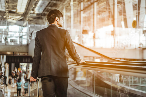 Fotografía Businessman moving to terminal gate for check in boarding with luggage at the airport to business trip