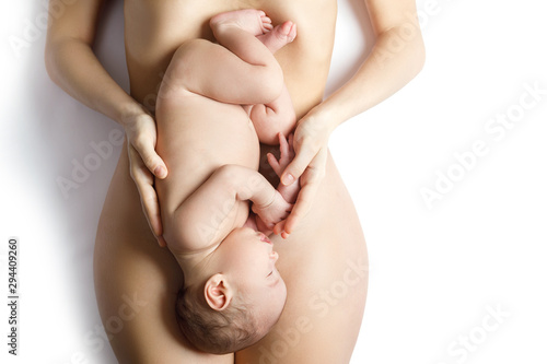 Fotomural Cute newborn baby lying on the mother belly