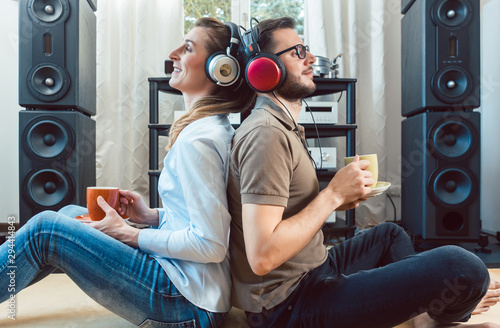Fotomural Couple with headphones enjoying music from the Hi-Fi stereo