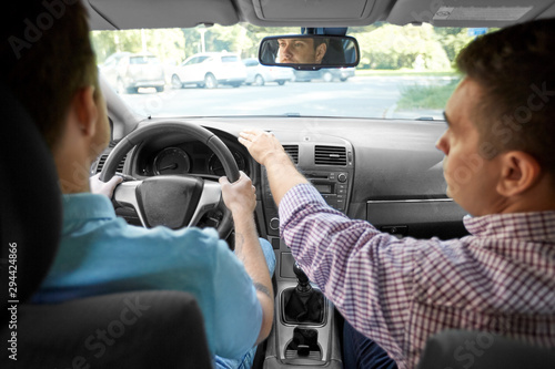 Photographie driver courses and people concept - car driving school instructor teaching young